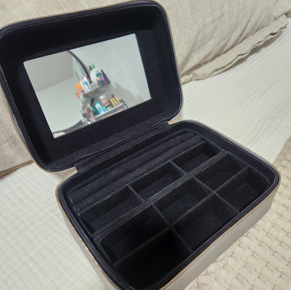 Jewelry case